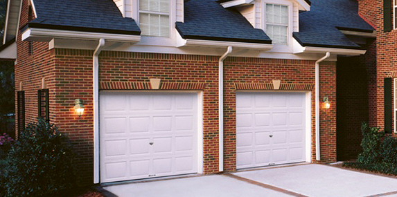 Picture of house with garage door model 8000-8200 made by Wayne Dalton.